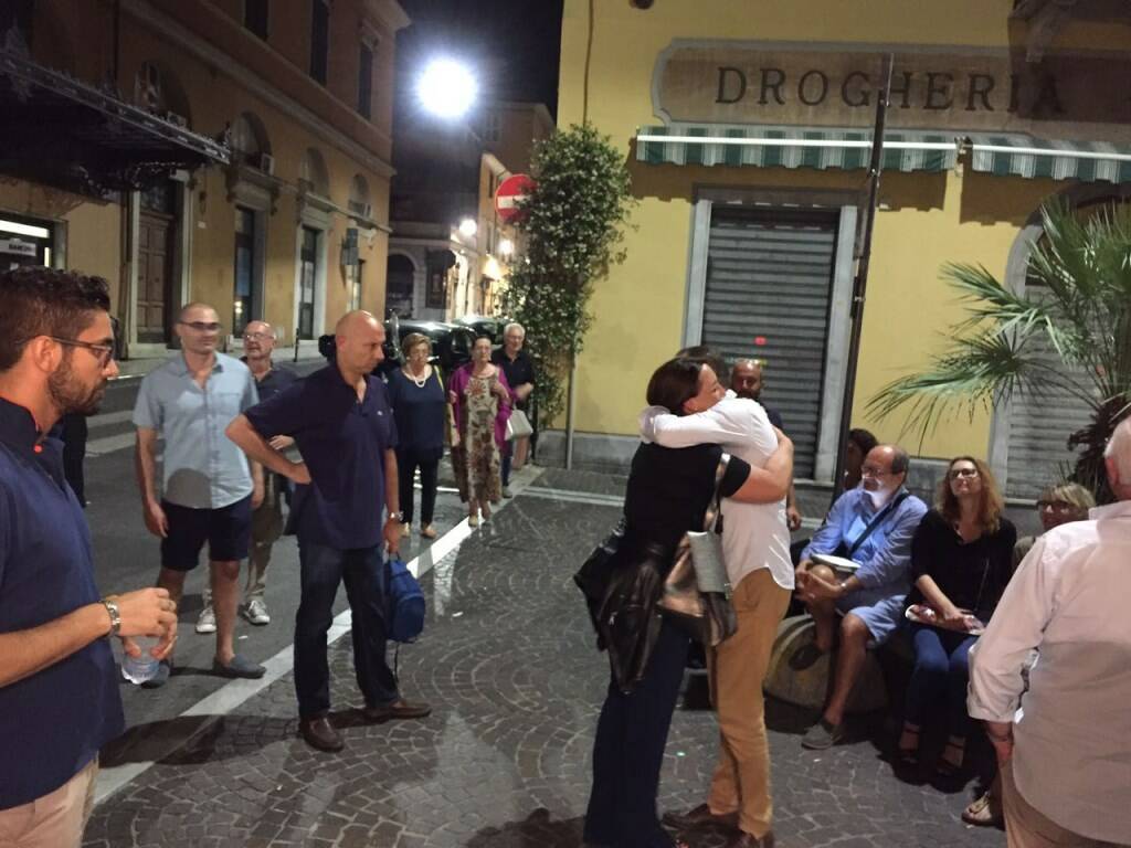Andrea Zanetti stretto nell'abbraccio ai compagni.
