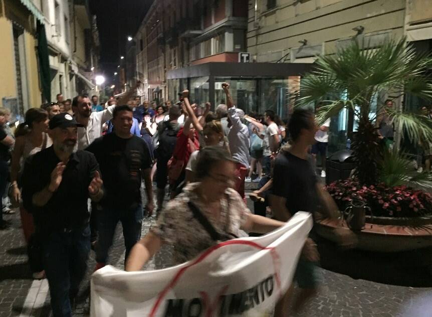 I sostenitori di Francesco De Pasquale sfilano di fronte al comitato di Zanetti