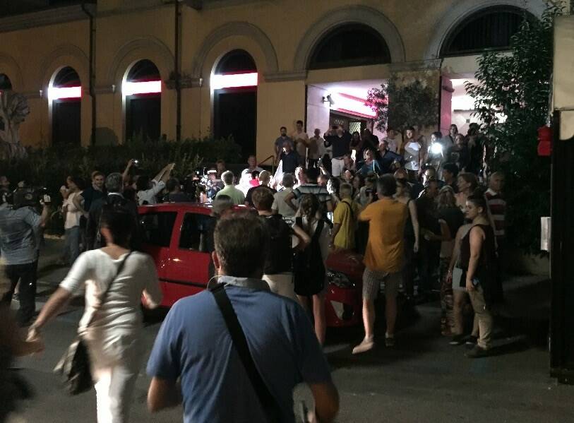 La folla attende Francesco De Pasquale in via 7 Luglio di fronte al Comune