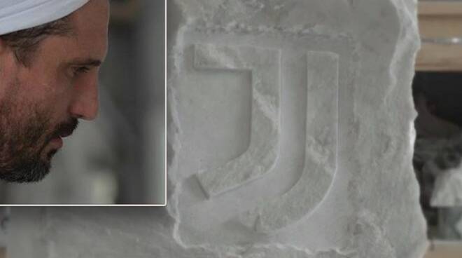Michele Monfroni e il logo della Juventus scolpito nel marmo