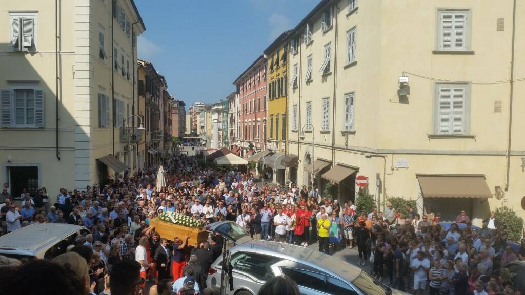 Una folla immensa per Gabriella