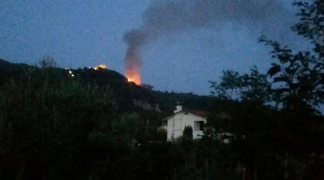 Incendio a montignoso notturno