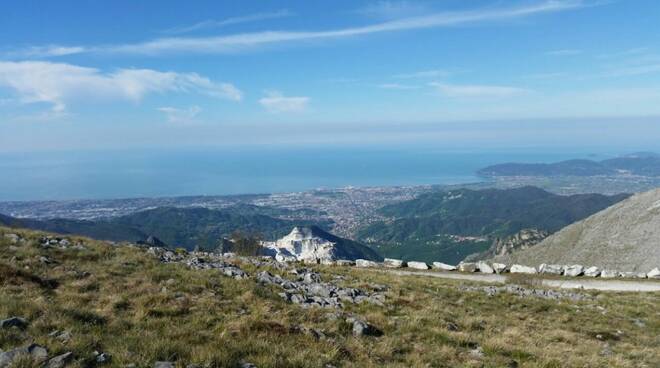 La costa vista delle Alpi Apuane