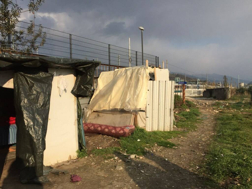 Le baracche dei senzatetto alla stazione