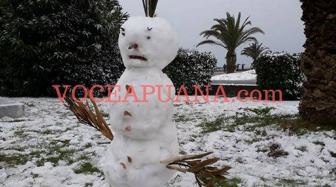 pupazzo di neve spiaggia carrara