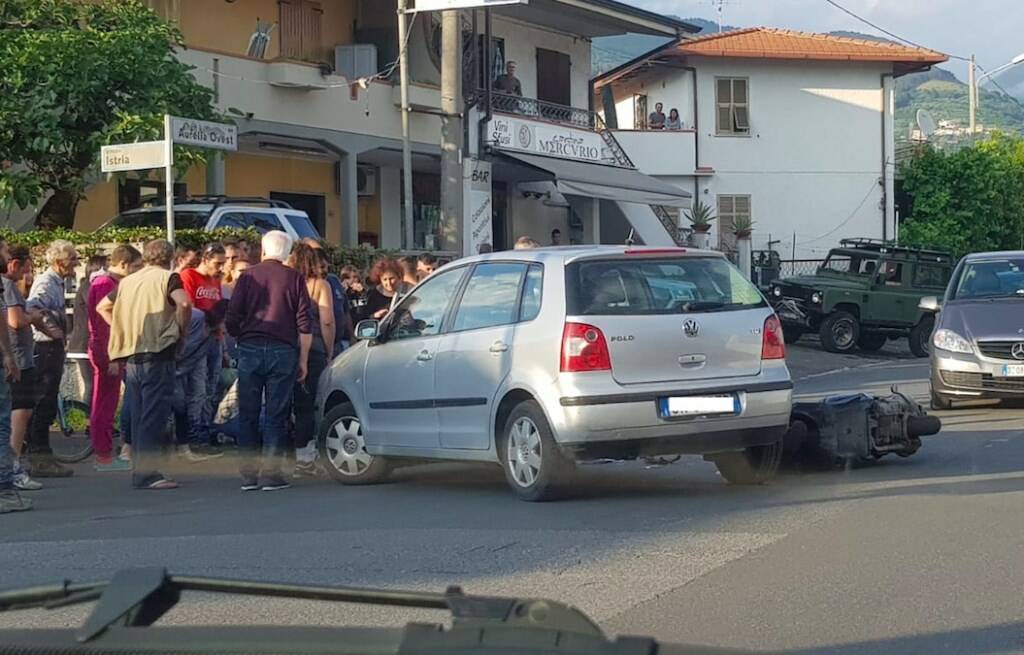 Scontro auto-motorino sull'Aurelia a Massa