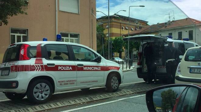 Un mezzo della polizia municipale intervenuto nell'incidente