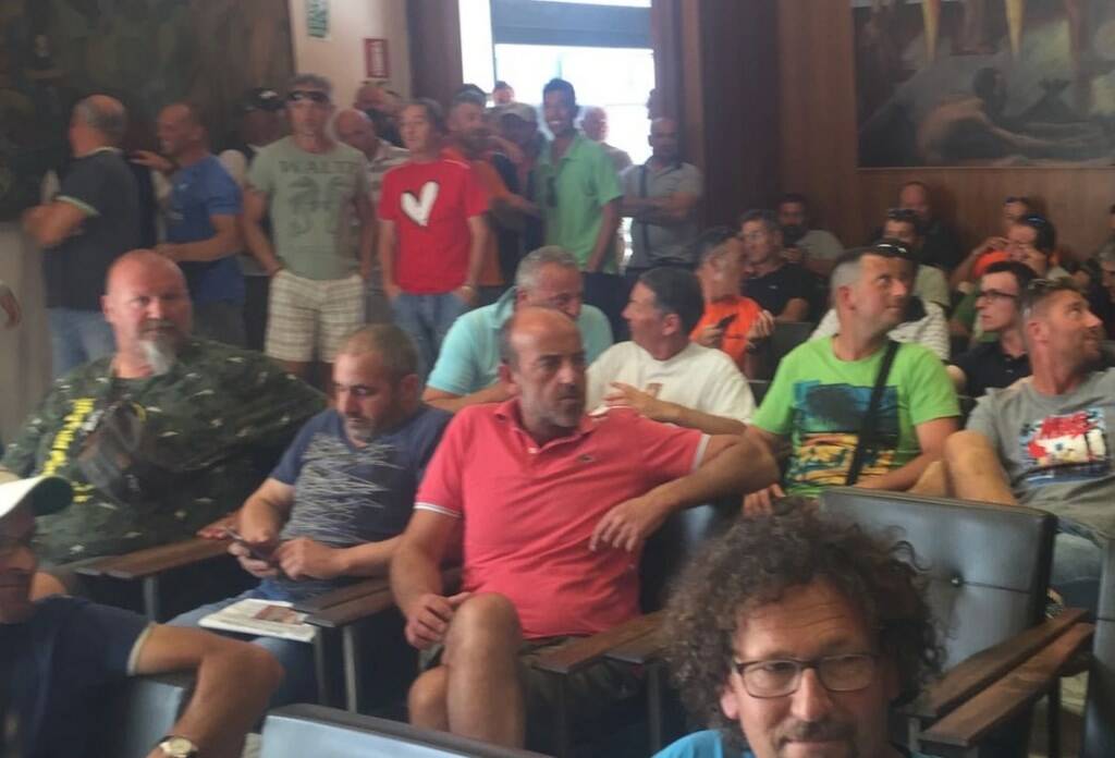 I cavatori nella sala di rappresentanza del Comune di Carrara
