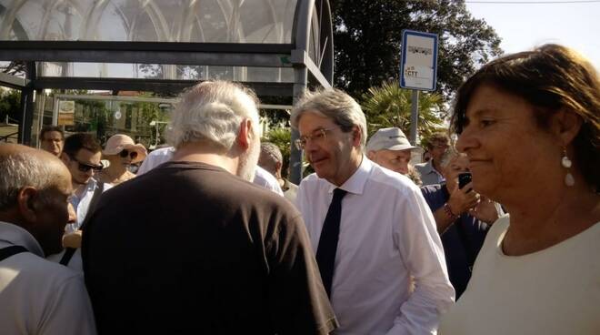 L'ex premier in piazza Betti