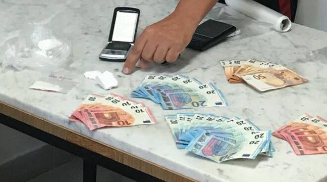 La droga e i soldi sequestrati al giovane titolare di un circolo di Carrara