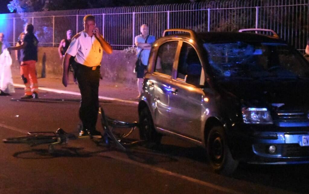 Terribile incidente: auto contro bici, gravissima una donna