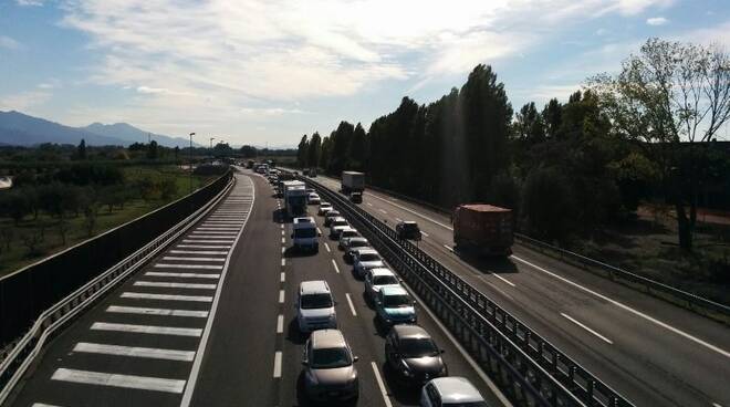 Code in autostrada nei pressi di Luni