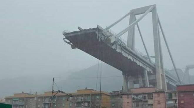 Il ponte Morandi di Genova crollato