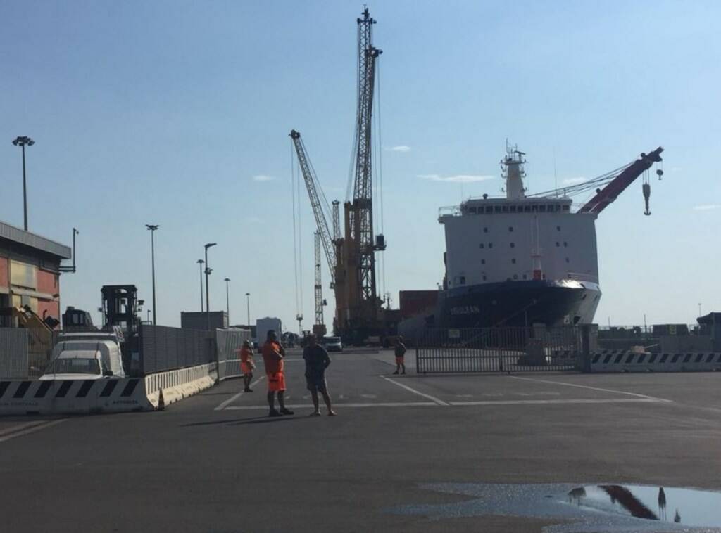 Tragedia al porto di Marina di Carrara: muore un operaio