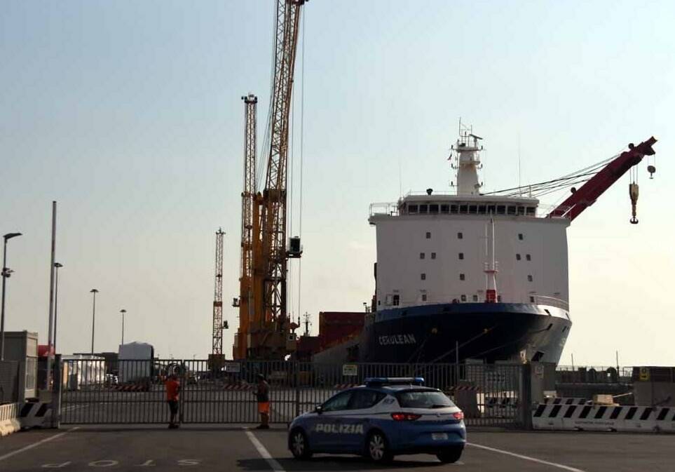 Tragedia al porto di Marina di Carrara: muore un operaio