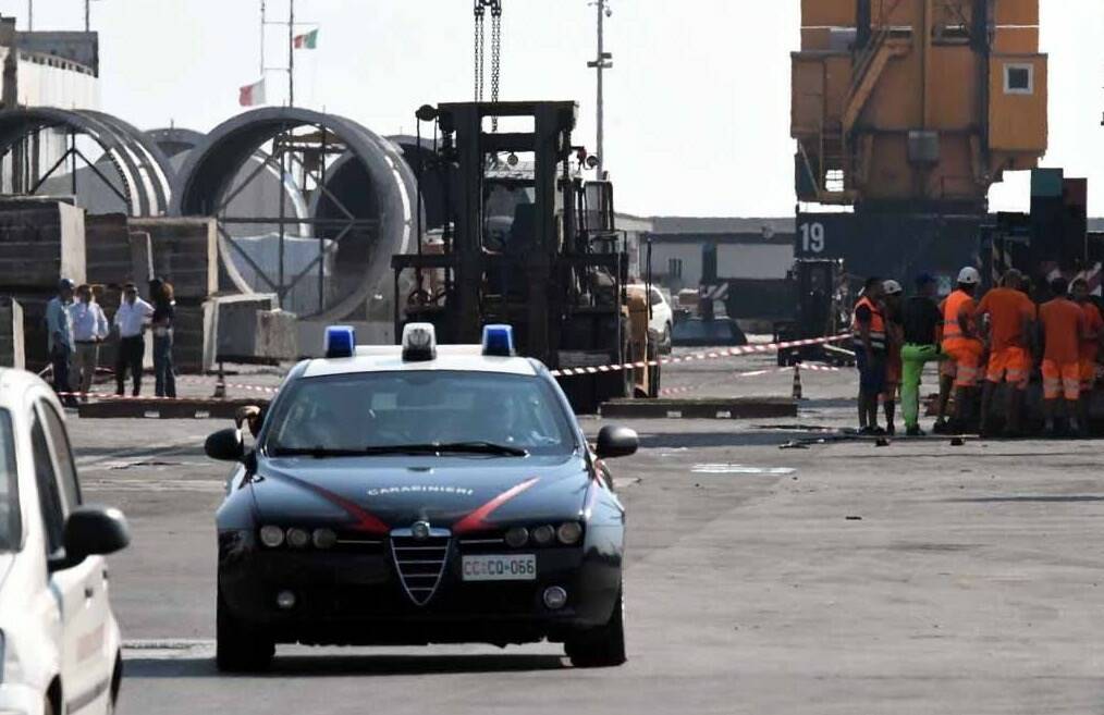 Tragedia al porto di Marina di Carrara: muore un operaio