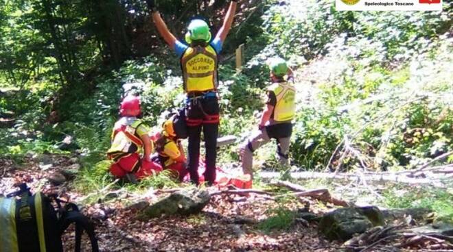 Un momento del recupero da parte del Soccorso Alpino