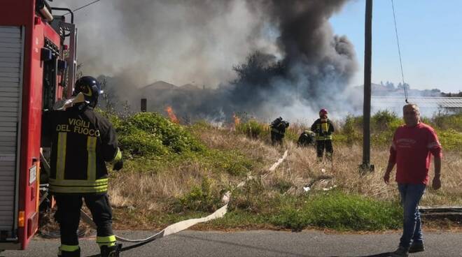L'incendio scoppiato a Castelnuovo Magra