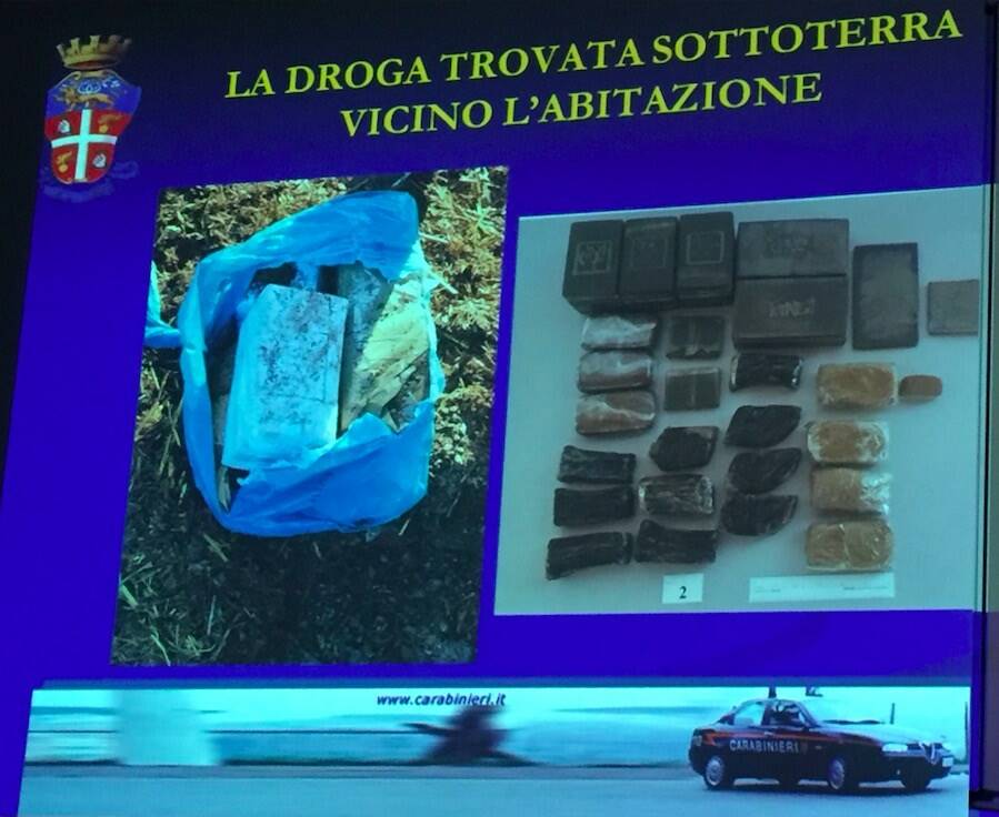 100mila euro di droga nascosti sotto il letame: arrestato il "Vecchio del monte"
