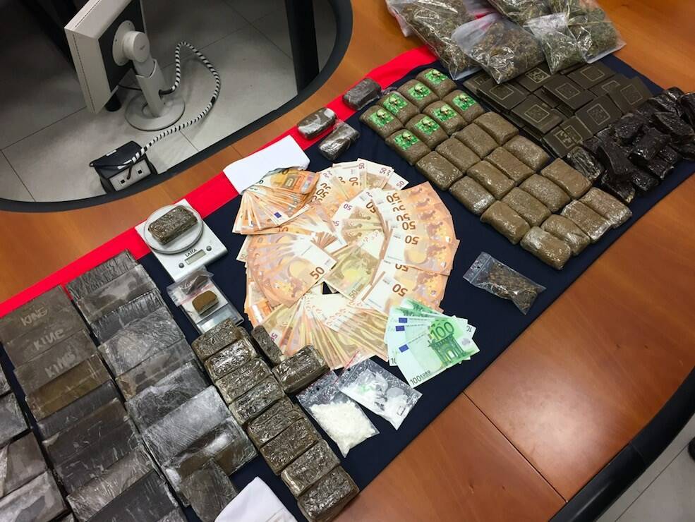 100mila euro di droga nascosti sotto il letame: arrestato il "Vecchio del monte"