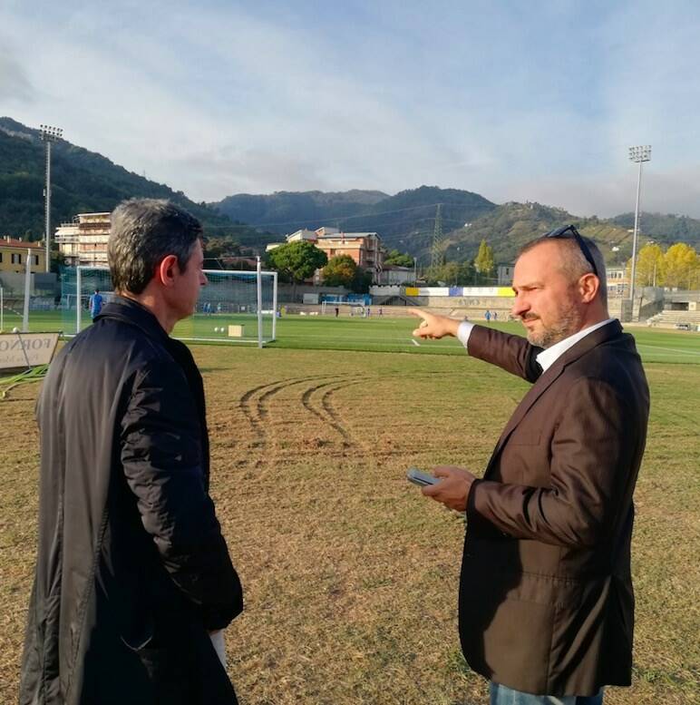 Stadio dei Marmi, lavori in corso. La visita del sindaco e il saluto alla Carrarese