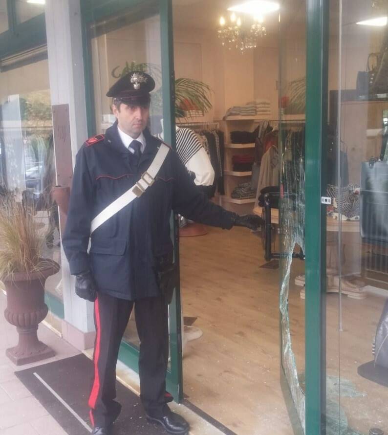 Carabinieri al negozio di abbigliamento di Aulla colpito dai ladri