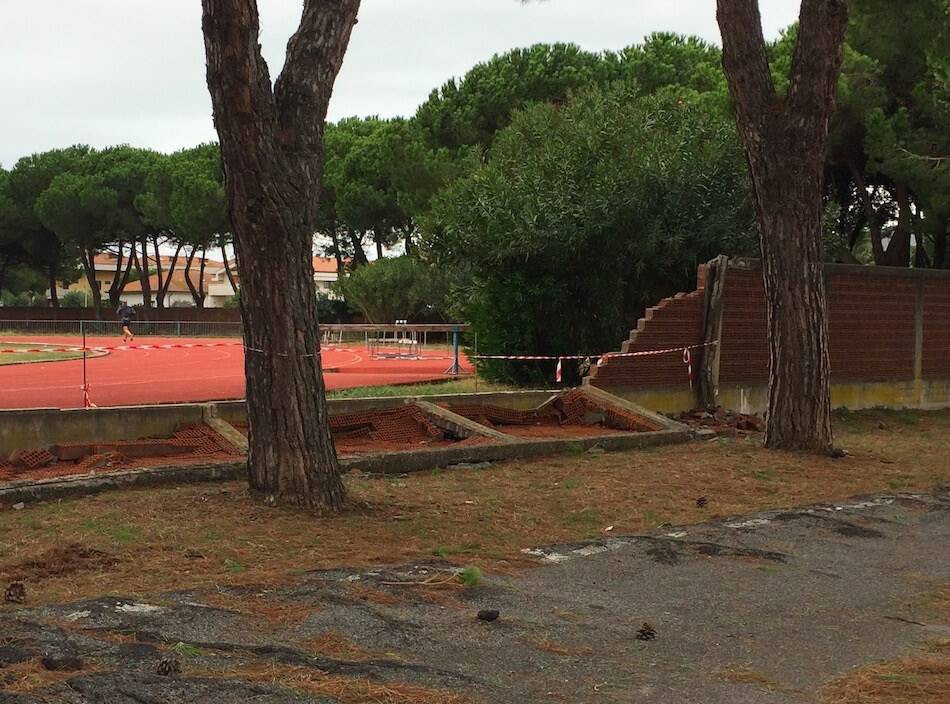 Crollato il muro del Campo Scuola di Marina di Carrara