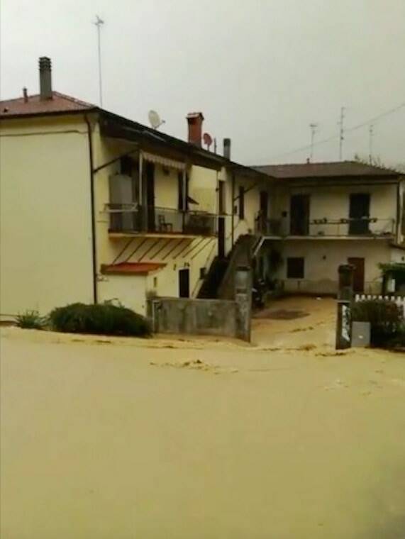 Esonda il torrente Arduglia a Pontremoli, case minacciate