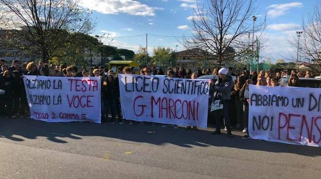 Gli studenti del liceo scientifico Marconi in protesta