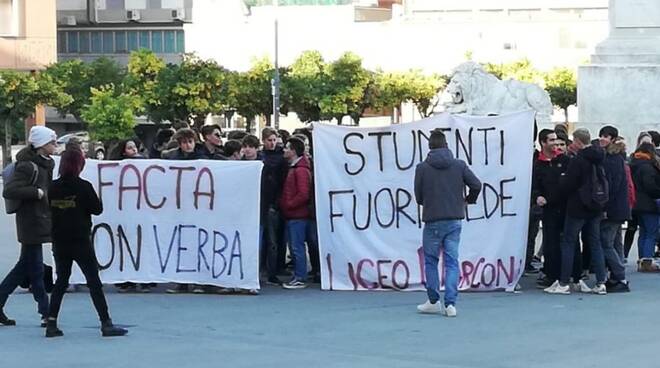 Gli studenti del Marconi protestano in piazza Aranci a Massa