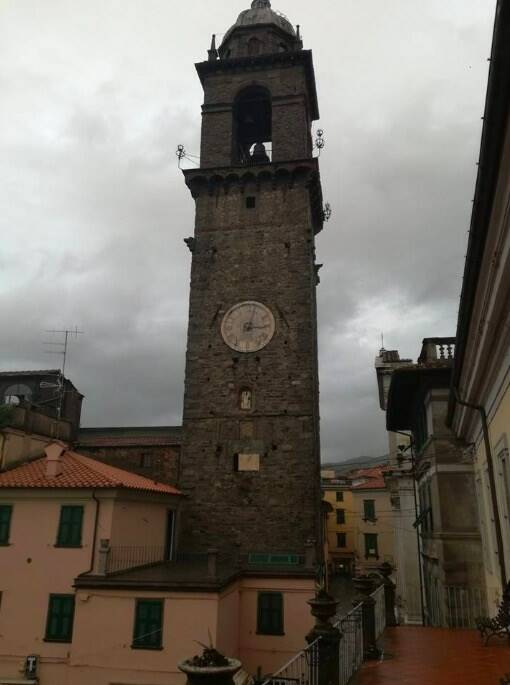 Il campanile di Pontremoli con il suo orologio fermo all'ora della tempesta