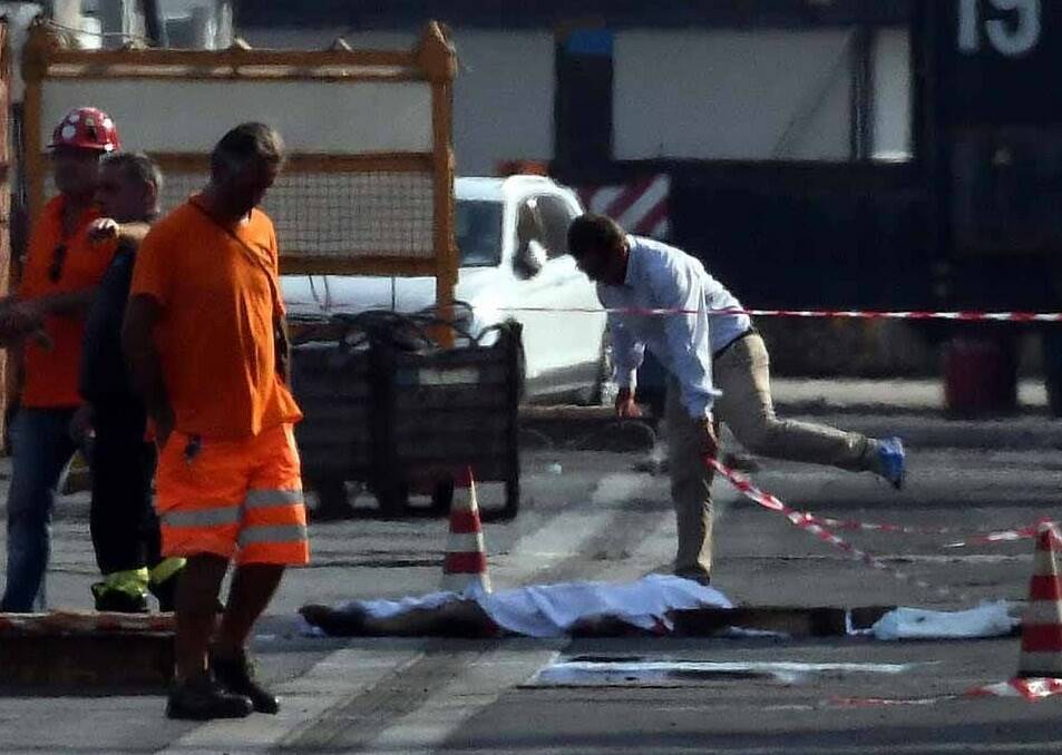 Il corpo dell'operaio morto nel tragico incidente al porto
