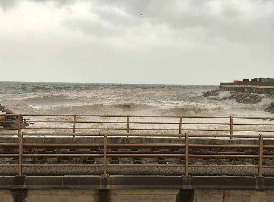 Il mare alla foce del Carrione a Marina di Carrara