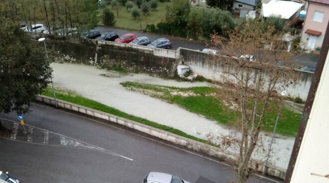 Il torrente Carrione ad Avenza bianco di marmettola