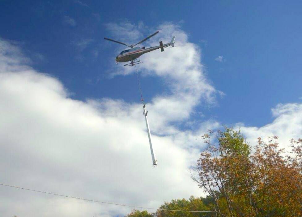 L'elicottero che trasporta il traliccio dell'energia elettrica
