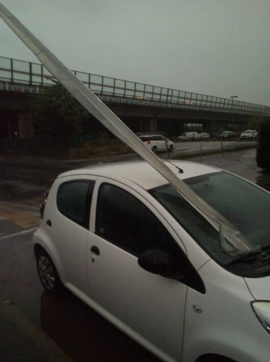 Macchina in via Bertoloni colpita da un pannello volato per la tempesta che si è scatenata su Carrara