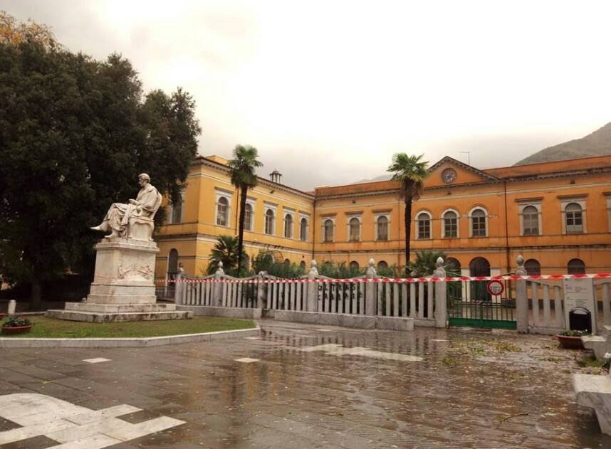 Zona transennata in piazza d'Armi (Carrara) dopo il crollo di un albero