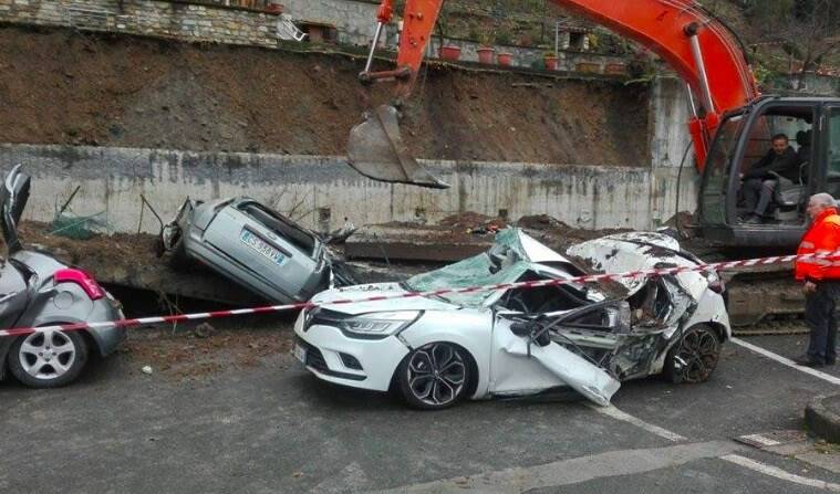 Crolla muro di contenimento sulle auto parcheggiate