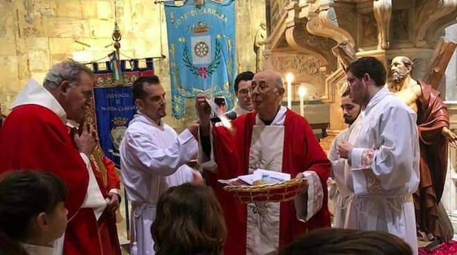 Don Raffaello Piagentini al centro della foto