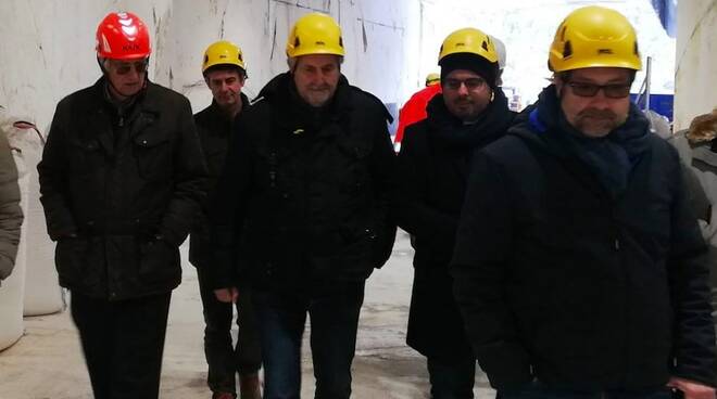 L'assessore regionale Ceccarelli (al centro) in visita alle cave di Carrara