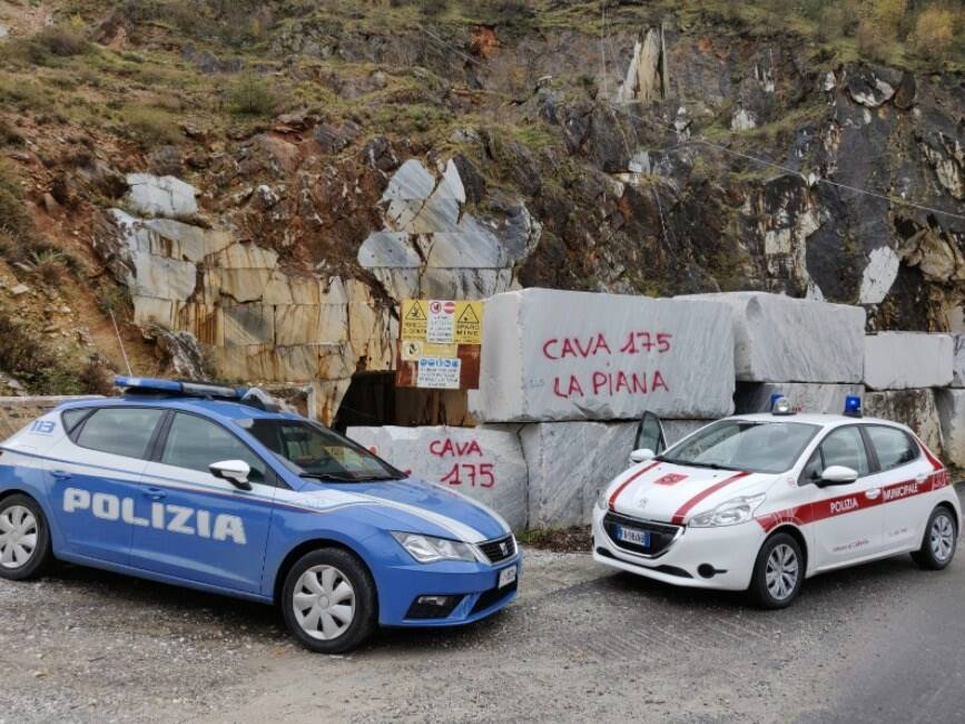 La voragine alla Piana sulla strada di Colonnata che si è aperta il 3 dicembre 2018