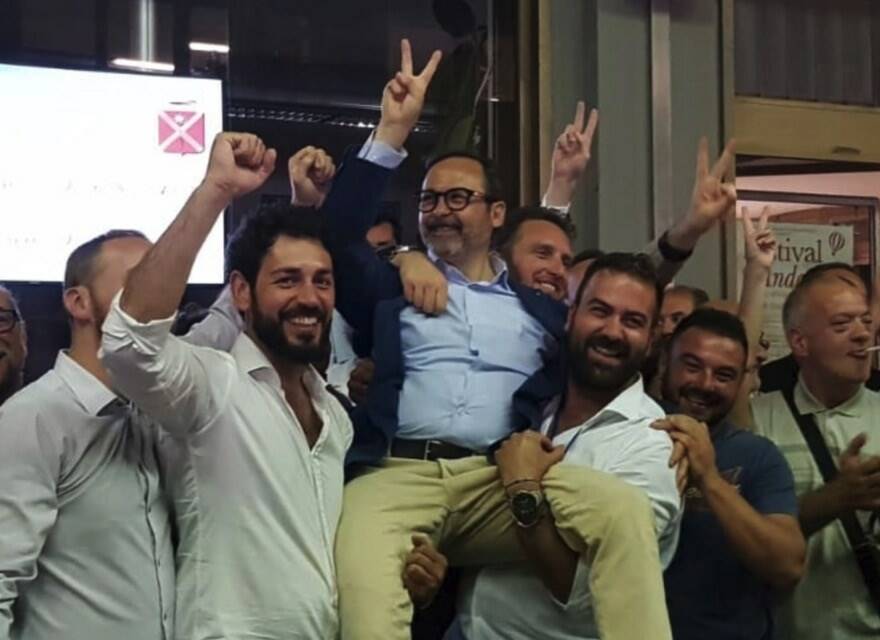 Francesco Persiani festeggia la vittoria alle elezioni di Massa