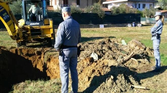 I carabinieri forestali nei terreni vicini al Fosso Cocombola