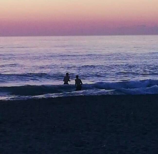 I due che si sono tuffati in mare la sera del 31 dicembre 2018 a Marina di Carrara