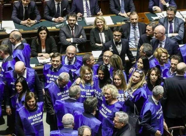 I "gilet azzurri" di Forza Italia in Parlamento