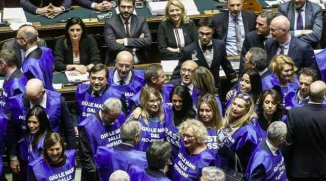 I "gilet azzurri" di Forza Italia in Parlamento