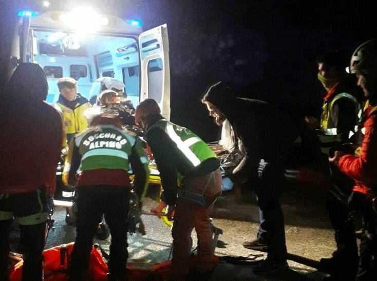 I soccorritori caricano la paziente sull'ambulanza