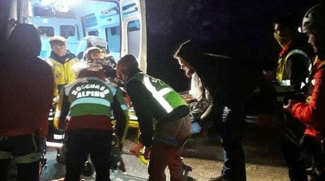 I soccorritori caricano la paziente sull'ambulanza