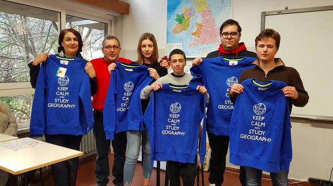 I vincitori dei Giochi interni della Geografia all'istituto Zaccagna Galilei con i prof. Marta Castagna e Riccardo Canesi