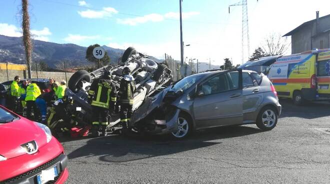 Incidente: il camioncino ribaltato in via degli Oliveti a Massa